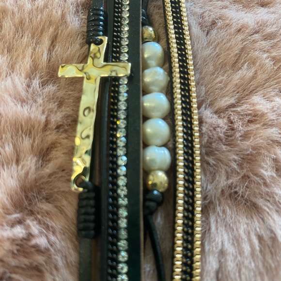 NWT! Black, gold, and pearl magnetic 🧲 bracelet - Picture 3 of 3